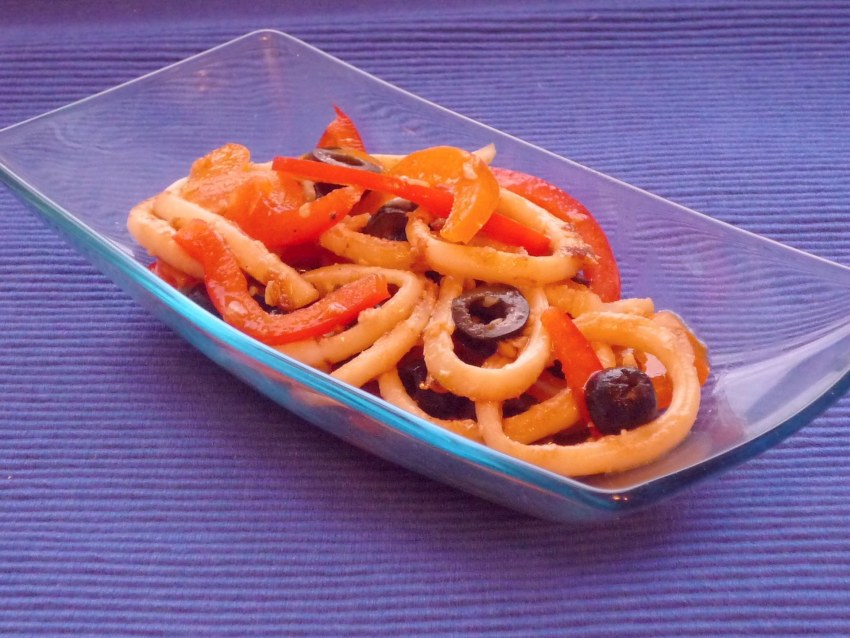 Салат из кальмаров с оливками и зелёным салатом