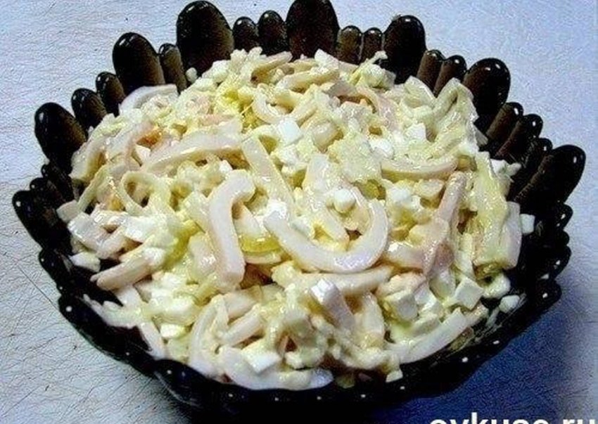 Салат с кальмарами и овощами