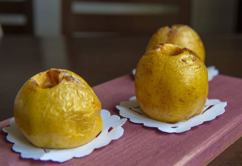 Яблоки печеные с творогом и сухофруктами