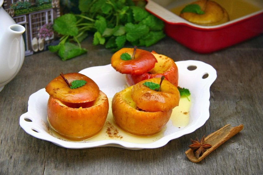 Печеные яблоки с вареньем и орехами