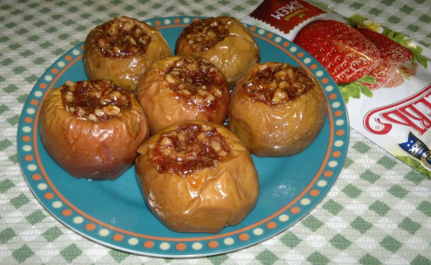 Запеченные яблоки с орехами и джемом