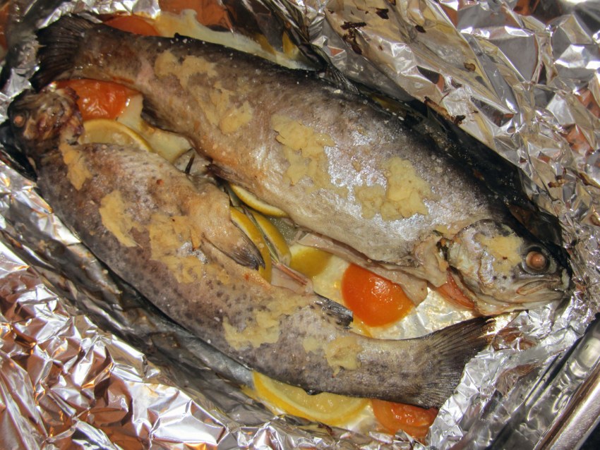 Форель в духовке с овощами