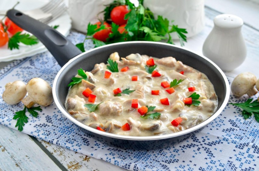 Грудка с шампиньонами в сливках и спагетти