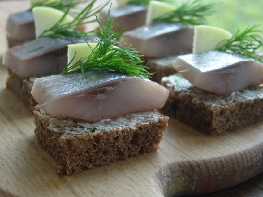 Закуска с селедкой и черным хлебом