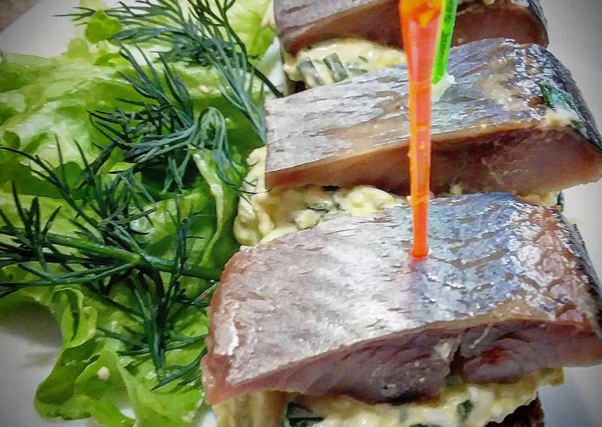 Канапе с селедкой оливки
