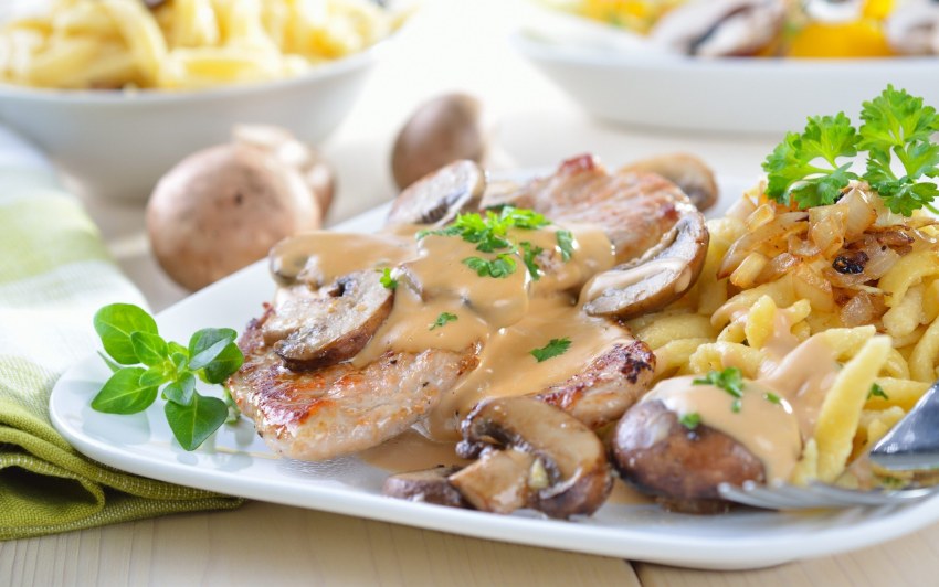 Свинина тушеная с шампиньонами и сельдереем