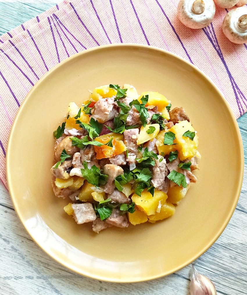 Картофель с шампиньонами в сметане