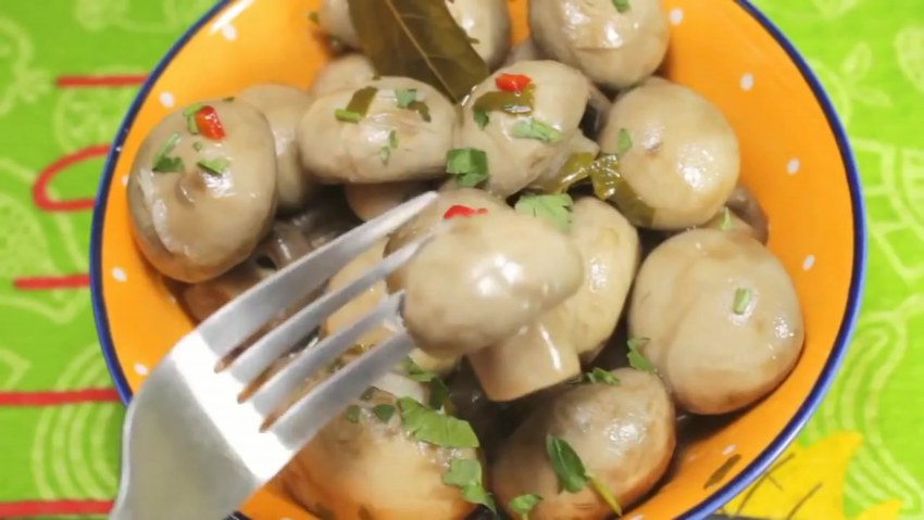Эскалоп из свинины в духовке с помидорами и сыром и грибами