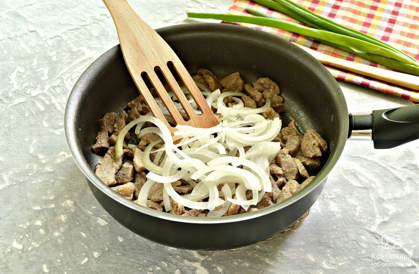 Салат с фасолью и ветчиной и маринованными шампиньонами