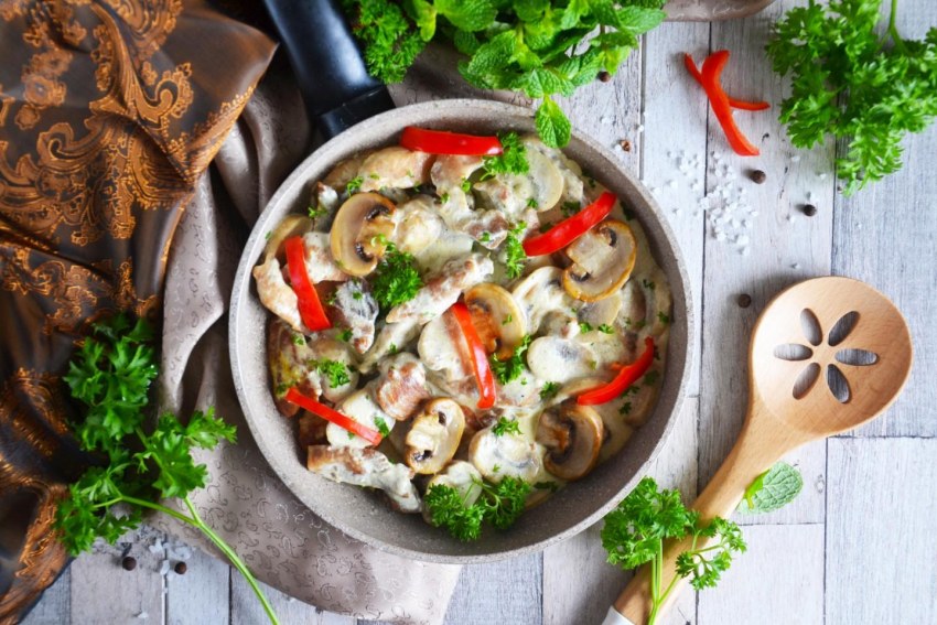Куриное филе с кабачками в сметанном соусе