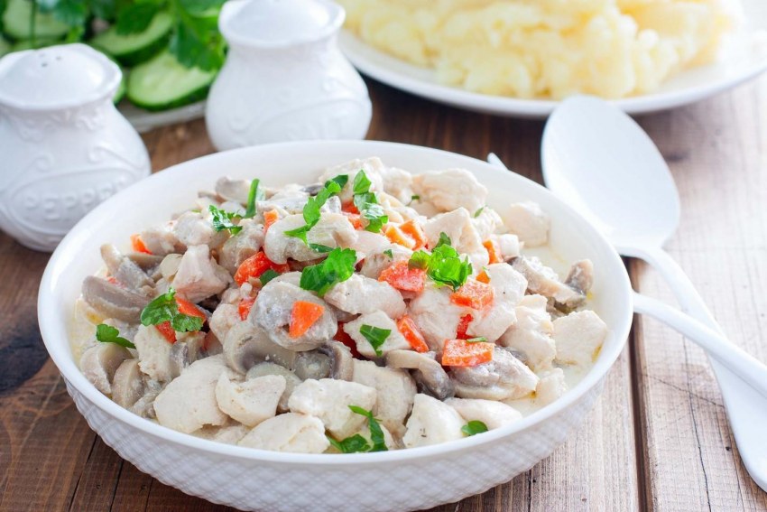 Курица тушёная в сметане с овощами