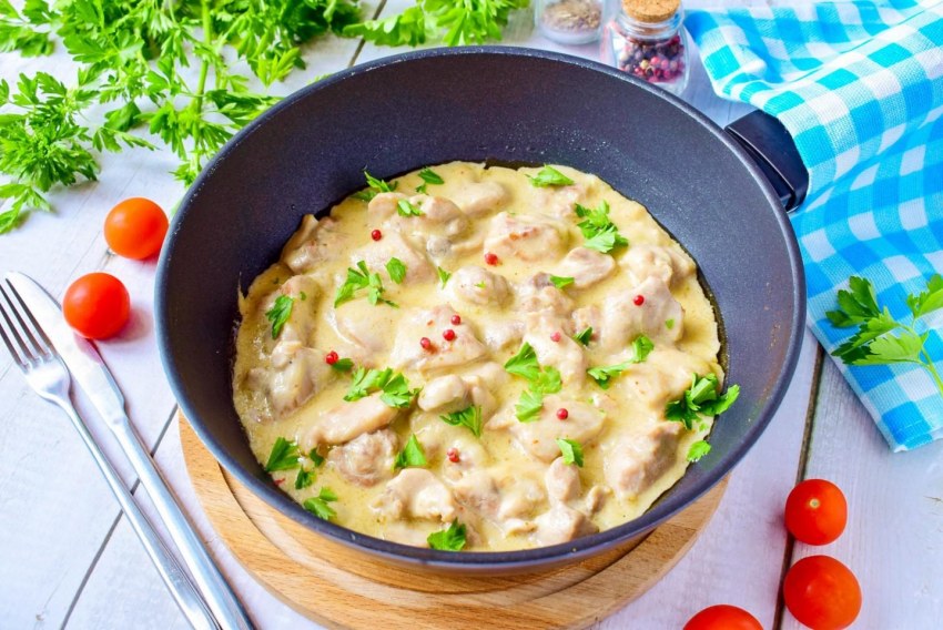 Курица под сметанным соусом