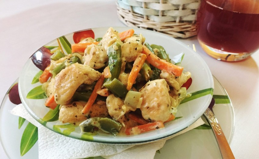 Куриное филе тушеное с овощами