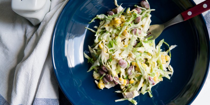 Салат с капустой и крабовыми палочками и кукурузой