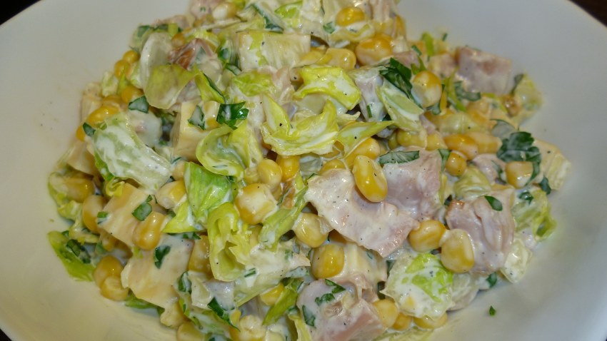 Салат с отварной курочкой