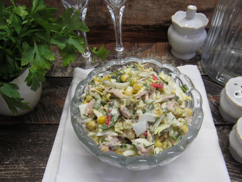 Салат с пекинской капустой и кукурузой и курицей