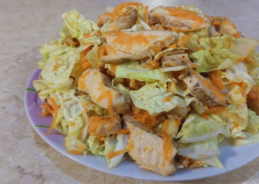 Салат из пекинской капусты с копченой курицей