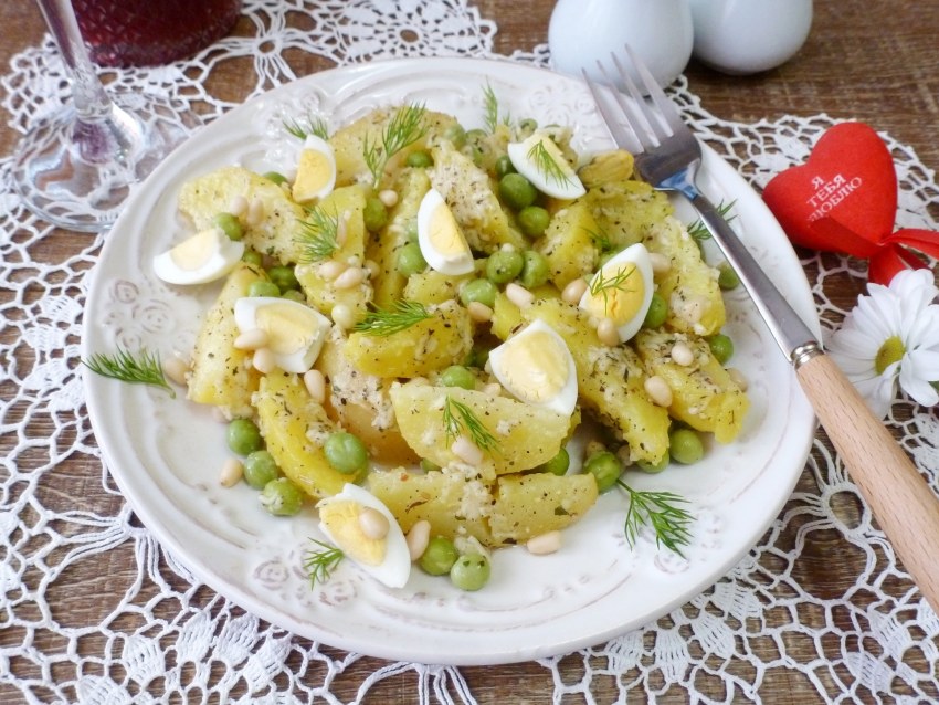 Салат с омлетом и курицей