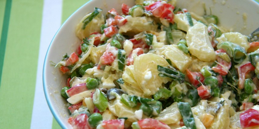 Салат с зелёным горошком и яйцом