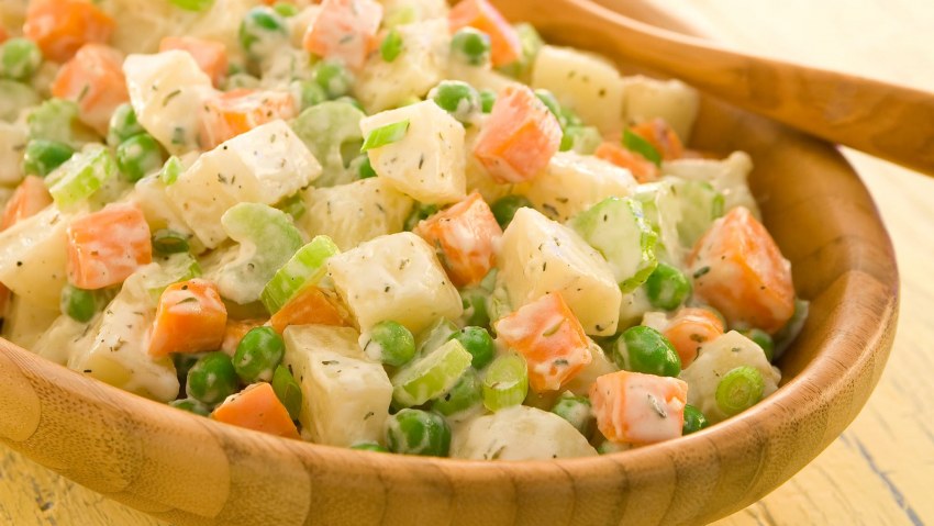 Салат с картофелем и зеленым луком