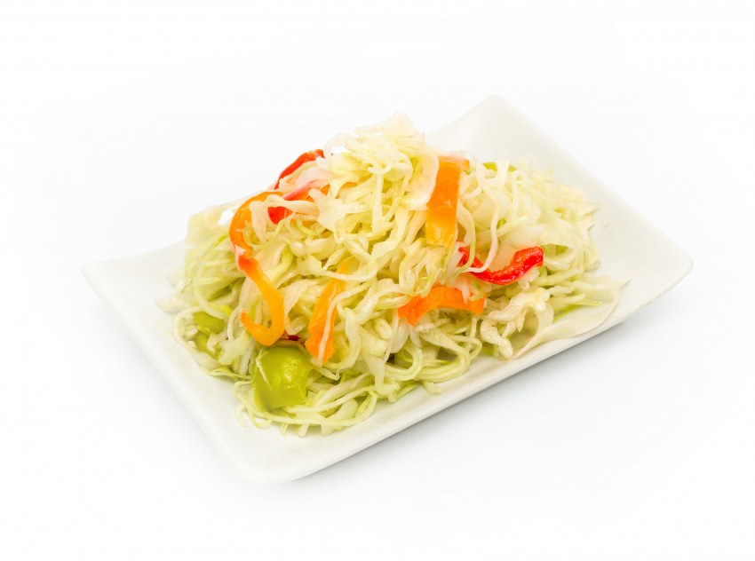 Салат витаминный из капусты и моркови и перца