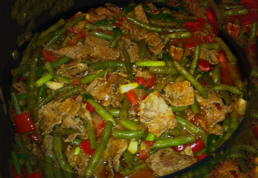 Грибы с фасолью стручковой на сковороде