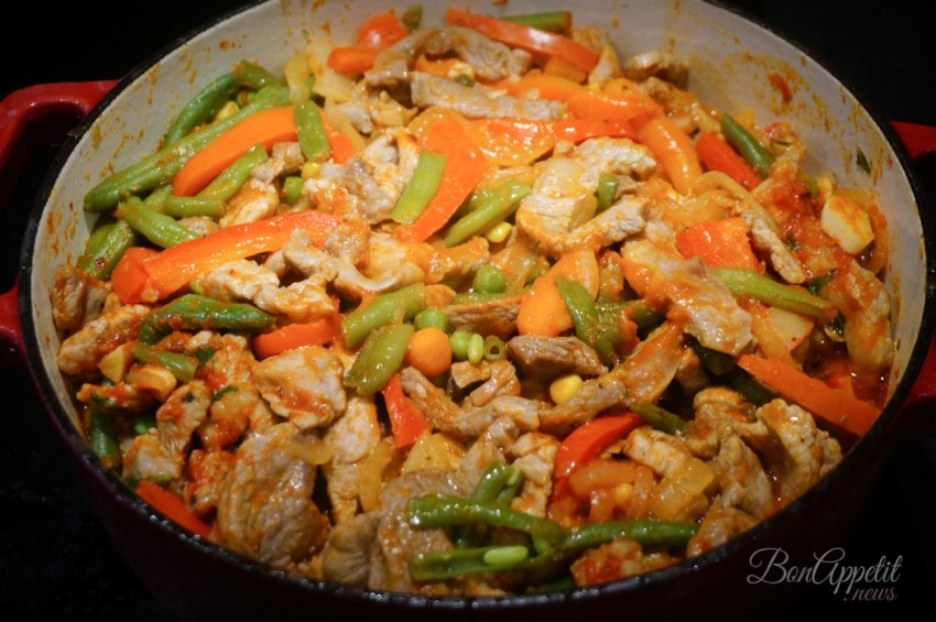 Свинина с замороженными овощами на сковороде