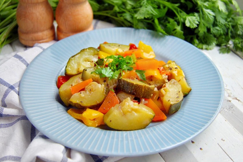 Свинина с овощами на сковороде