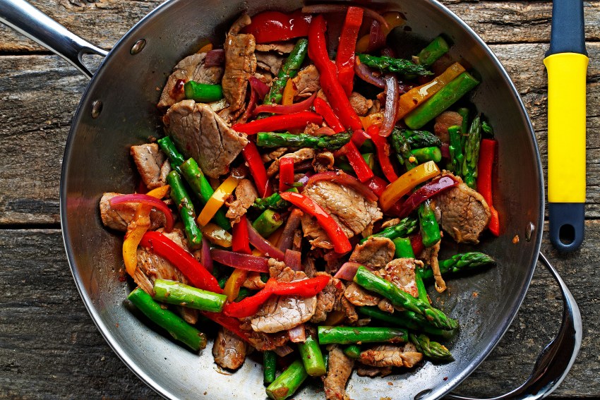 Сковородка с мясом и овощами