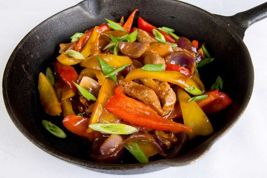 Горячая сковородка с курицей