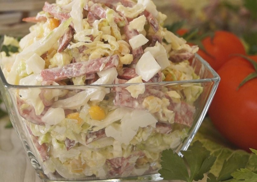 Салат с пекинской капустой и кукурузой и колбасой