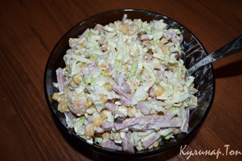 Салат из пекинской капусты с копченой колбасой