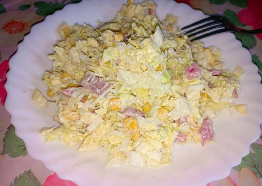 Цезарь с пекинской капустой с кукурузой