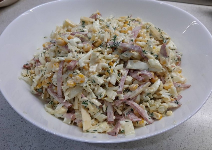 Салат с пекинской капустой и кукурузой и колбасой