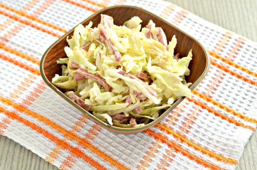 Салат с пекинской капустой и колбасой