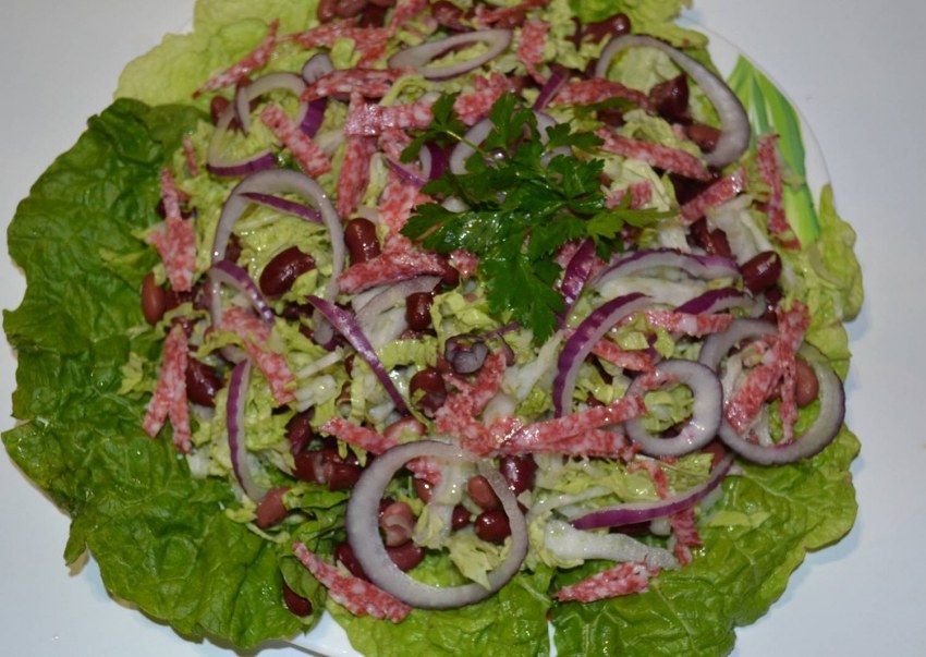 Салат с капустой и колбасой