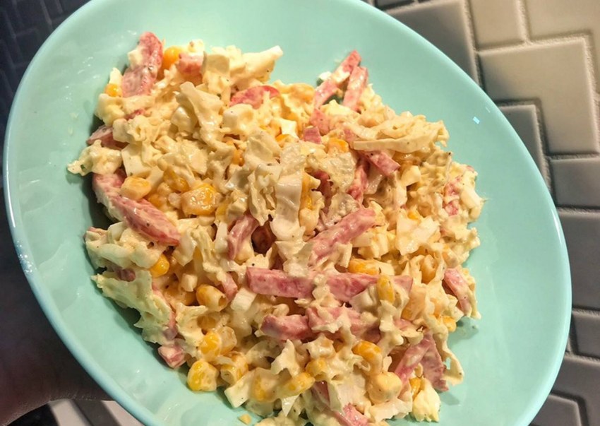 Салат с пекинской капустой и колбасой