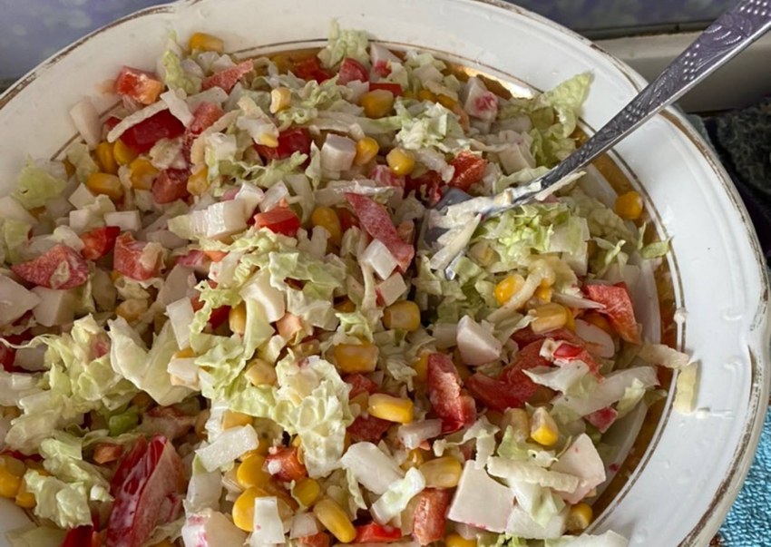 Салат с капустой и колбасой и кукурузой