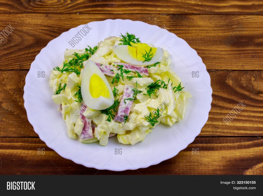 Салат с пекинской капустой и кириешками