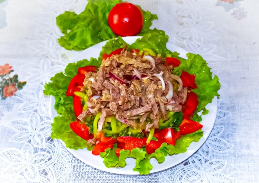 Тайский салат с говядиной и болгарским перцем и кунжутом