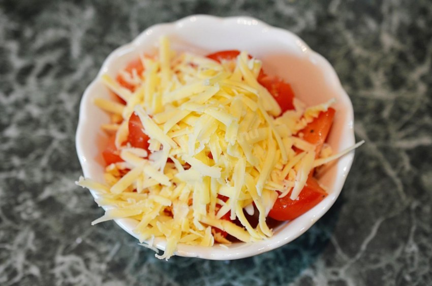Помидоры сыр чеснок сметана. Салат помидоры сыр сметана. Салат с помидорами чесноком сметаной и солью рецепт распечатать.