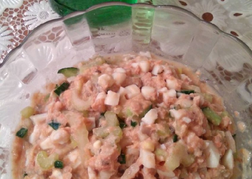 Салат с копченой скумбрией слоеный