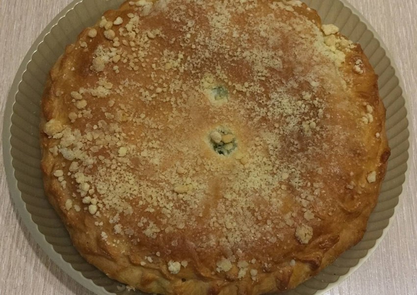 Пирог с курагой и орехами