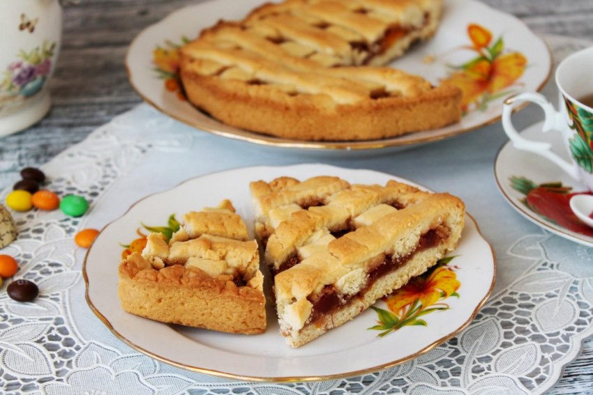 Сахарный пирог с фруктами