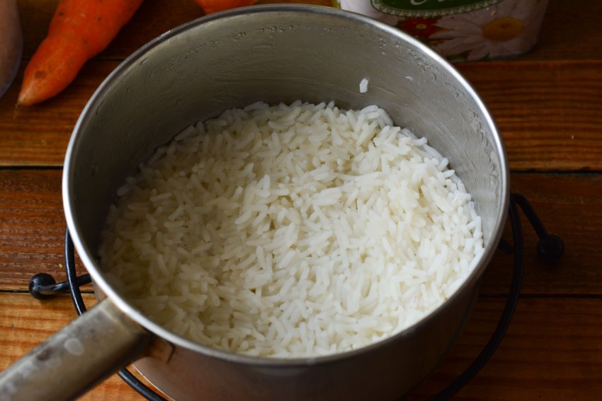 Капуста с рисом тушеная на сковороде