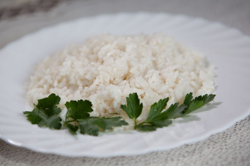 Салат с копченой курицей и рисом