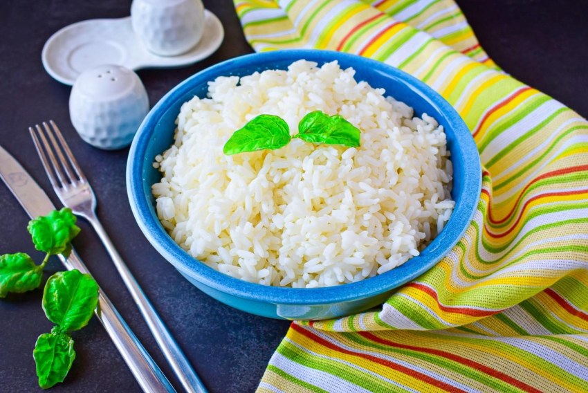 Салат из риса и сельди