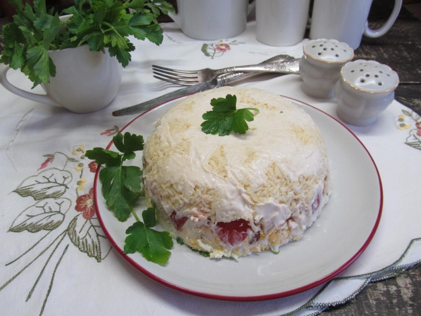Салат с копченым сыром