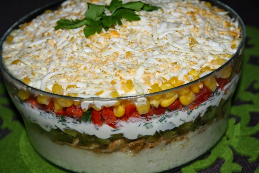 Слоёный салат с курицей