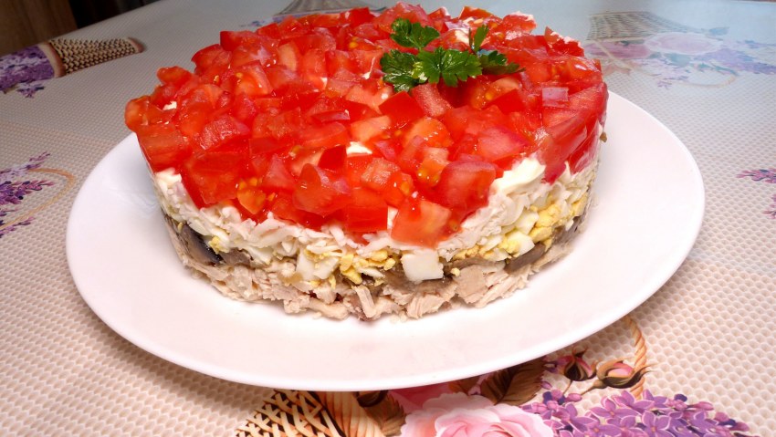 Слоёный салат с копчёной курицей